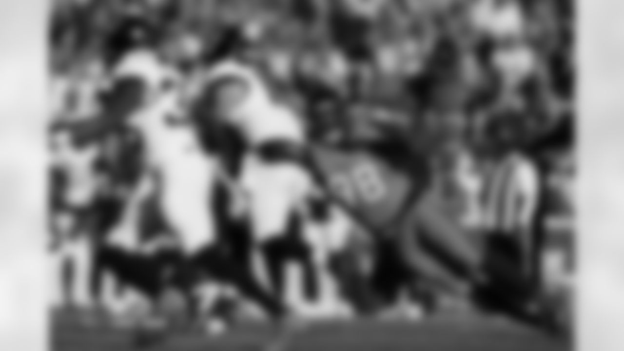 John Franklin-Myers (98) during the Broncos' Week 16 game against the Jacksonville Jaguars at Empower Field at Mile High in Denver, Colorado on December 21, 2025. Photo by Ben Swanson / Denver Broncos