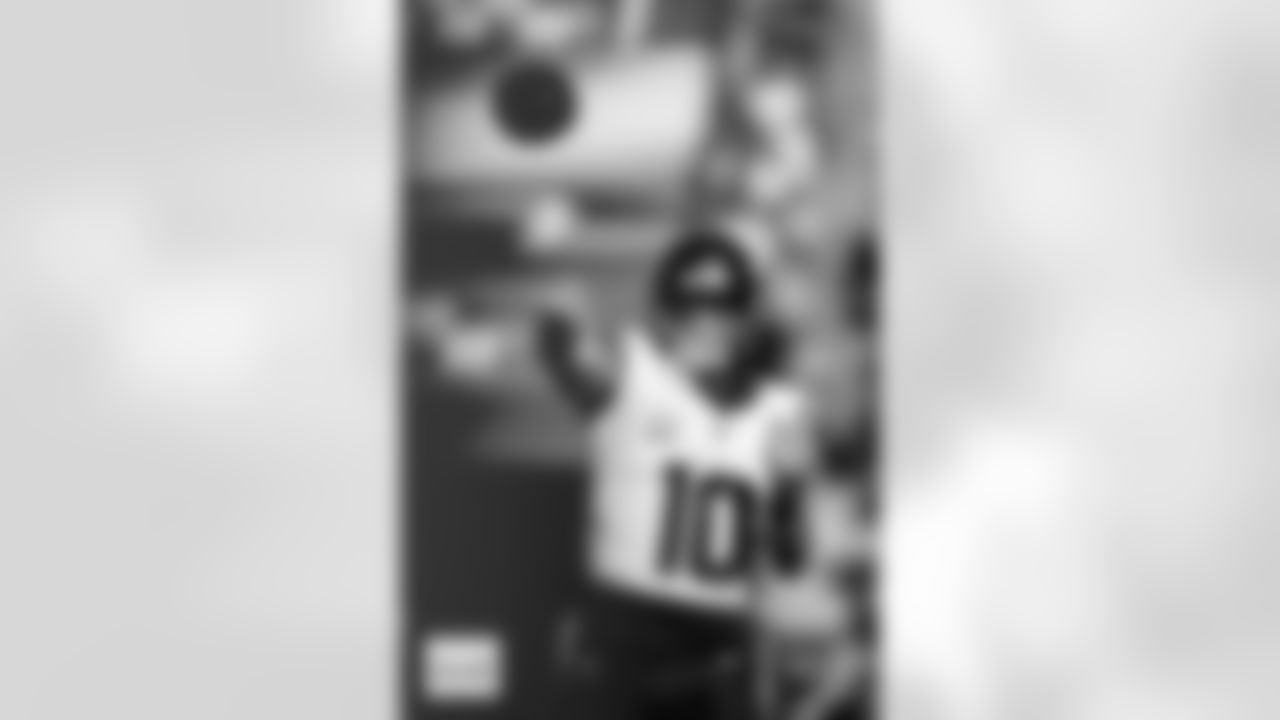 Denver Broncos quarterback Bo Nix (10) throws a pass during the Broncos' Week 5 game against the Philadelphia Eagles at Lincoln Financial Field in Philadelphia, Pennsylvania on October 5, 2025. Photo by Ben Swanson / Denver Broncos