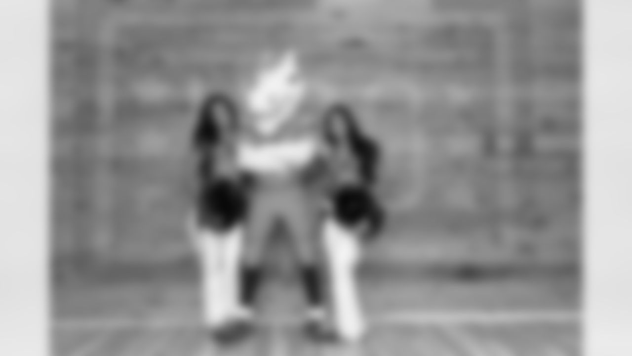 DBC Sam, Miles the Mascot and DBC Ariana during a visit with military families on Saturday, November 29, 2025 at USO Warrior and Family Center in Fort Belvoir, Virginia.
Photo by Gabriel Christus / Denver Broncos