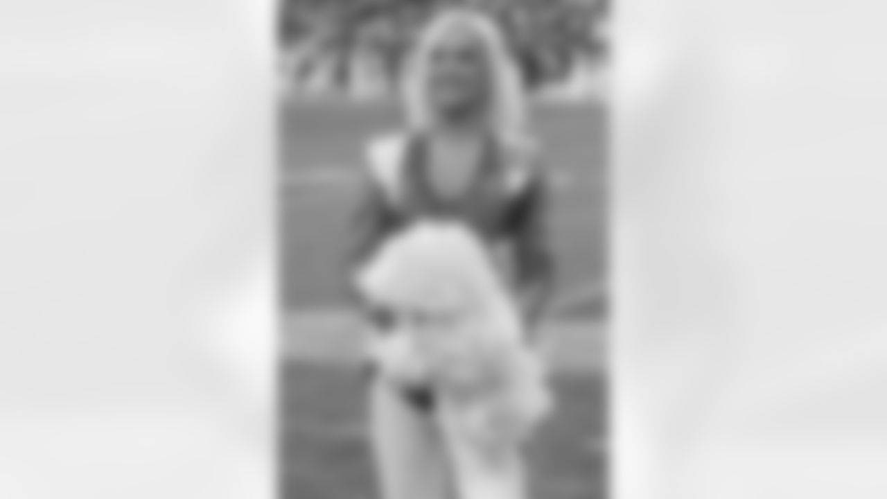 Denver Broncos Cheerleaders during the Broncos' Week 18 game against the Los Angeles Chargers at Empower Field at Mile High in Denver, Colorado on January 4, 2026. Photo by Paul Cloud / Denver Broncos