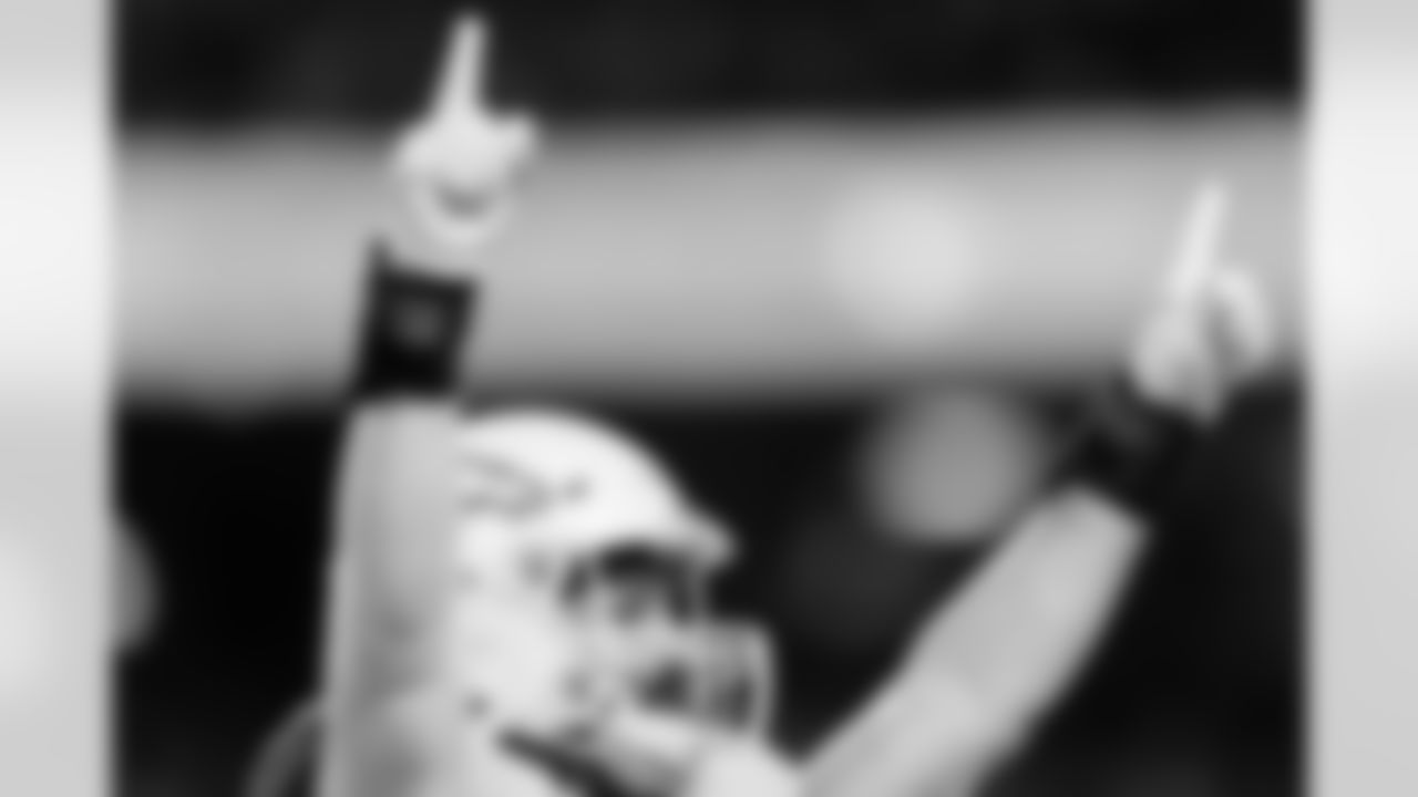 Denver Broncos linebacker Alex Singleton (49) reacts at the end of the game during the Broncos' Week 17 game against the Kansas City Chiefs at GEHA Field at Arrowhead Stadium in Kansas City, Missouri on December 25, 2025. Photo by Gabriel Christus / Denver Broncos