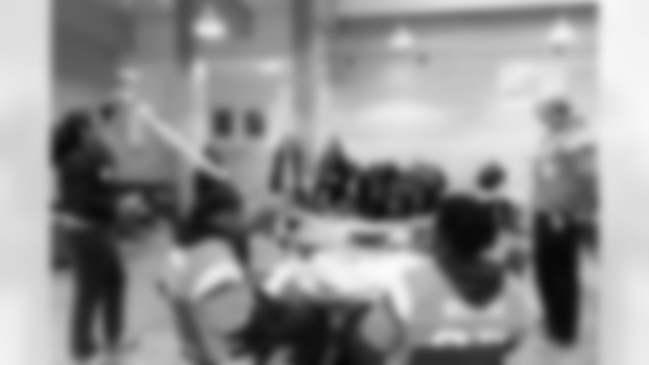 Mia Parker and Caleb Lohner hold up a paper chain of kindness messages during a visit to Urban Peak to feed the kids a Thanksgiving meal on Tuesday, November 25, 2025 at Urban Peak in Denver, Colorado.
Photo by Gabriel Christus / Denver Broncos