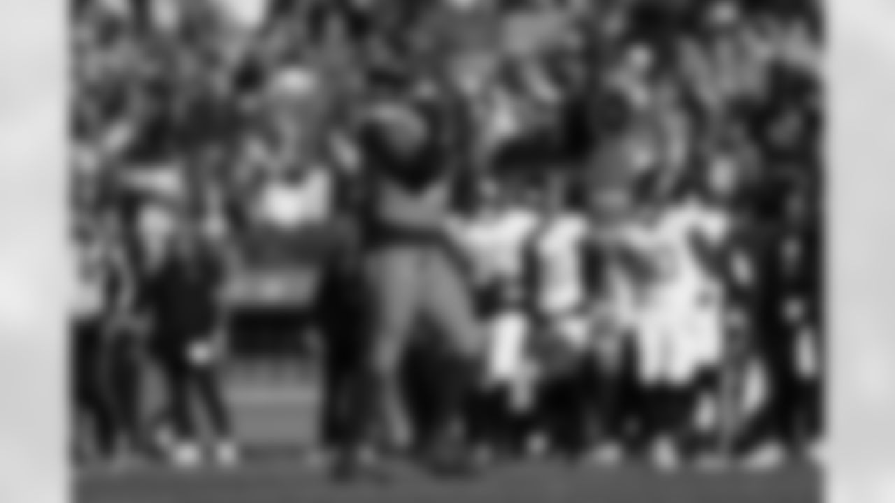 John Franklin-Myers (98) during the Broncos' Week 16 game against the Jacksonville Jaguars at Empower Field at Mile High in Denver, Colorado on December 21, 2025. Photo by Ben Swanson / Denver Broncos