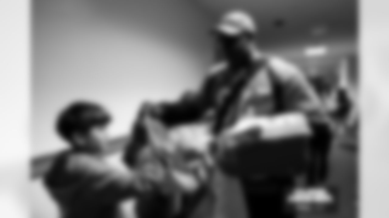 Students cheer on the Broncos during a school hallway parade to celebrate the Denver Broncos making the playoffs at Barnum Elementary School in Denver, Colorado on January 16, 2026. Photo by Ben Swanson / Denver Broncos