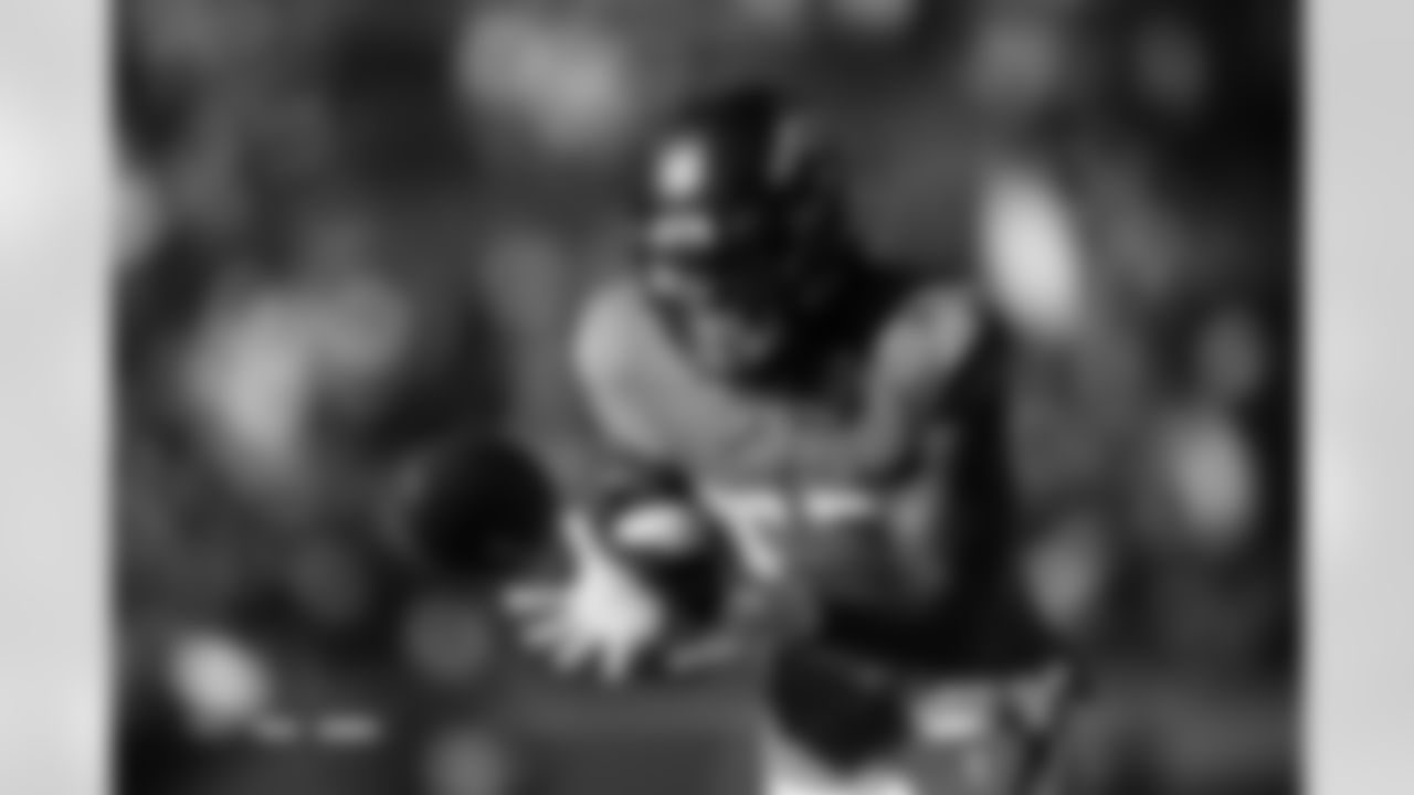 Dre Greenlaw before the Broncos' Week 11 game against the Kansas City Chiefs at Empower Field at Mile High in Denver, Colorado on November 16, 2025. Photo by Ben Swanson / Denver Broncos