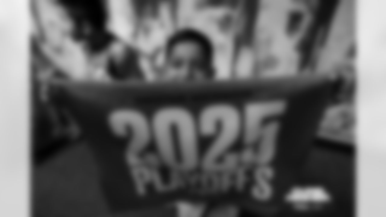 Students cheer on the Broncos during a school hallway parade to celebrate the Denver Broncos making the playoffs at Barnum Elementary School in Denver, Colorado on January 16, 2026. Photo by Ben Swanson / Denver Broncos