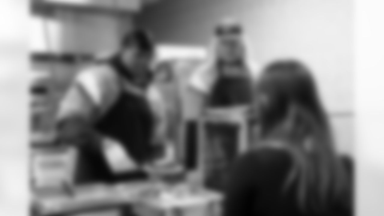 Jordan Jackson and Frank Crum serve meals during a visit to Urban Peak to feed the kids a Thanksgiving meal on Tuesday, November 25, 2025 at Urban Peak in Denver, Colorado.
Photo by Gabriel Christus / Denver Broncos