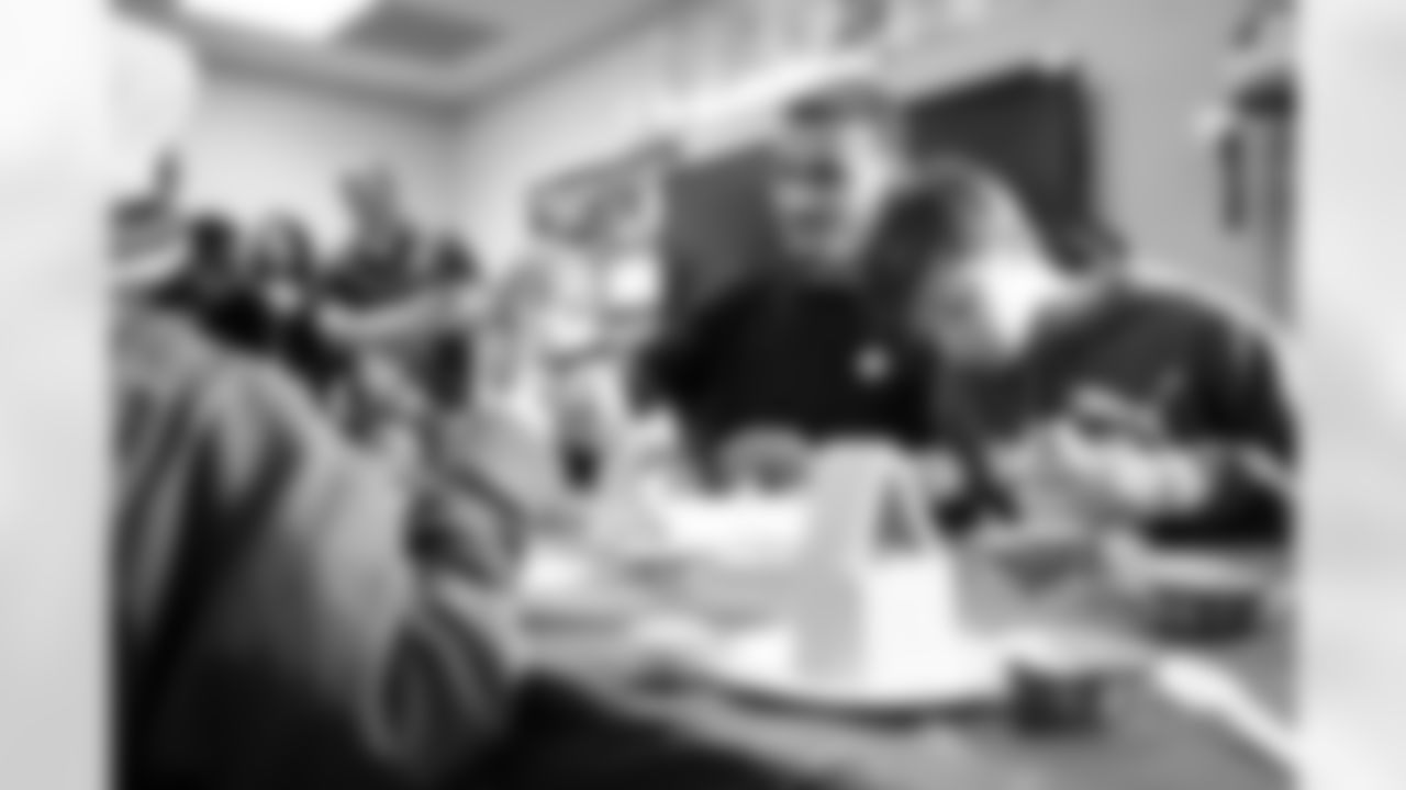 Evan Engram builds gingerbread houses with students at Timber Trail Elementary School in Castle Pines, Colorado on December 9, 2025. Photo by Ben Swanson / Denver Broncos