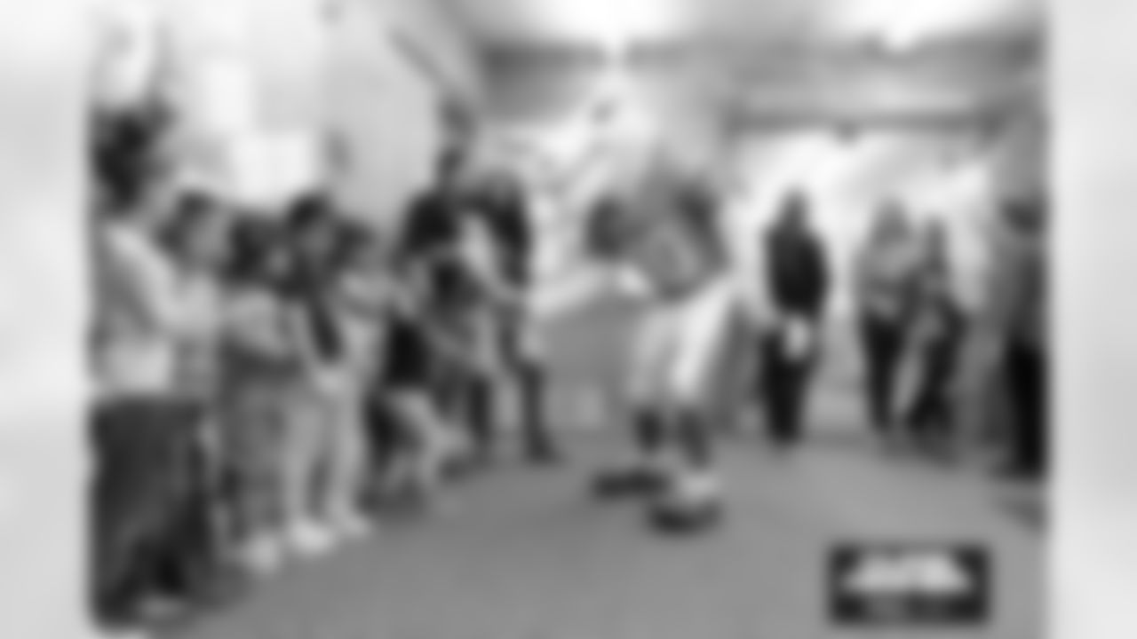 Miles the Mascot during a school hallway parade to celebrate the Denver Broncos making the playoffs on Thursday, January 15, 2026 at Lumberg Elemen in Denver, Lumberg Elementary School .
Photo by Gabriel Christus / Denver Broncos