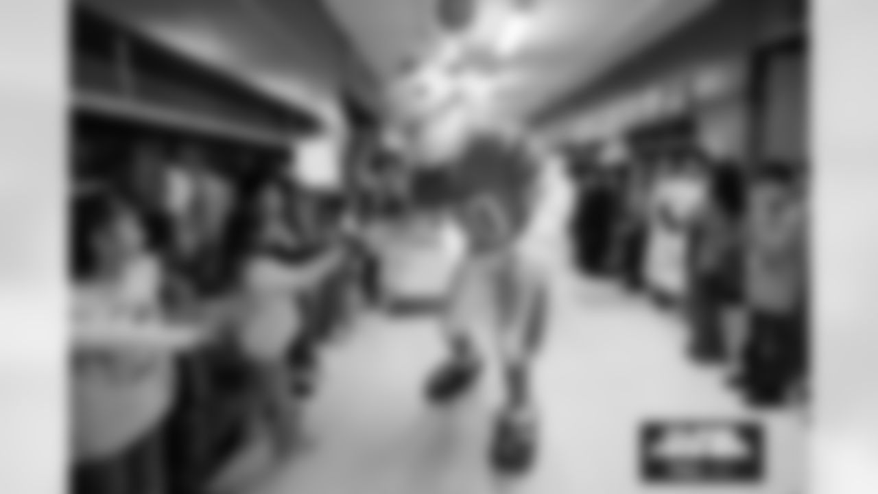 Students cheer on the Broncos during a school hallway parade to celebrate the Denver Broncos making the playoffs at Godsman Elementary School in Denver, Colorado on January 16, 2026. Photo by Ben Swanson / Denver Broncos