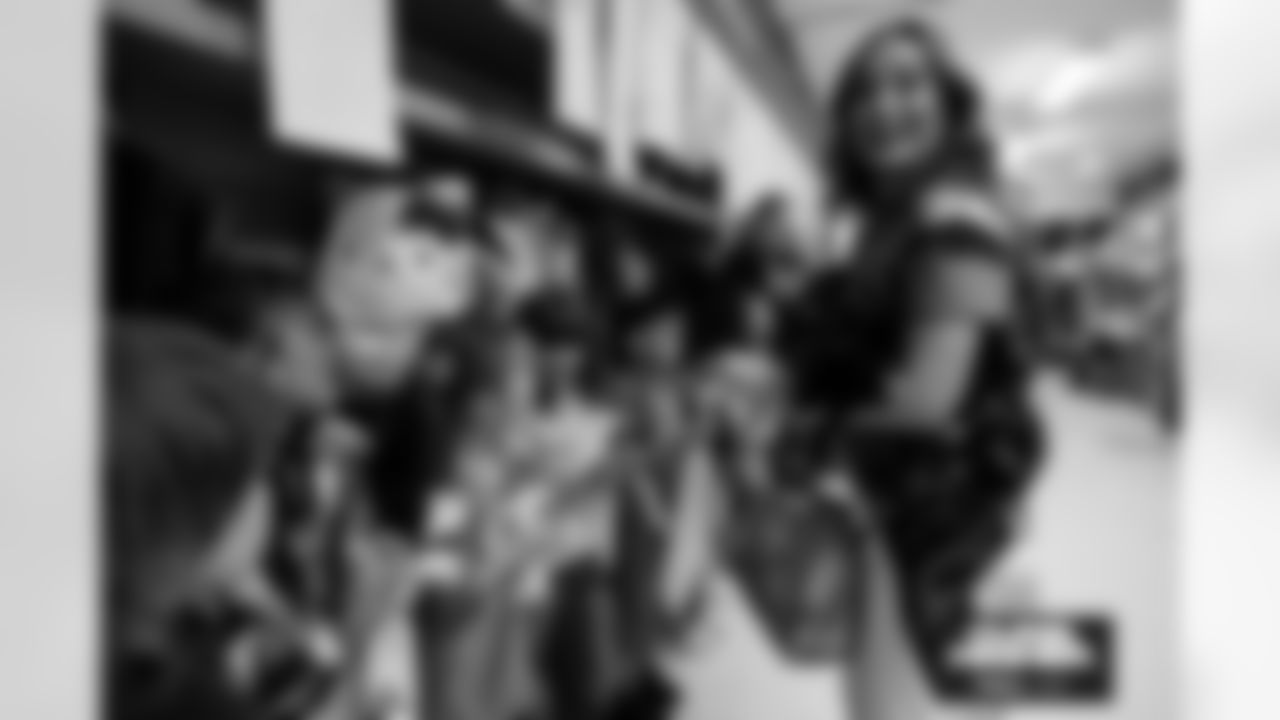 Students cheer on the Broncos during a school hallway parade to celebrate the Denver Broncos making the playoffs at Godsman Elementary School in Denver, Colorado on January 16, 2026. Photo by Ben Swanson / Denver Broncos