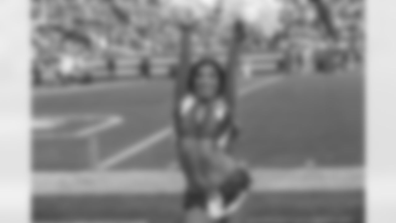 Denver Broncos Cheerleaders during the Broncos' Week 18 game against the Los Angeles Chargers at Empower Field at Mile High in Denver, Colorado on January 4, 2026. Photo by Paul Cloud / Denver Broncos