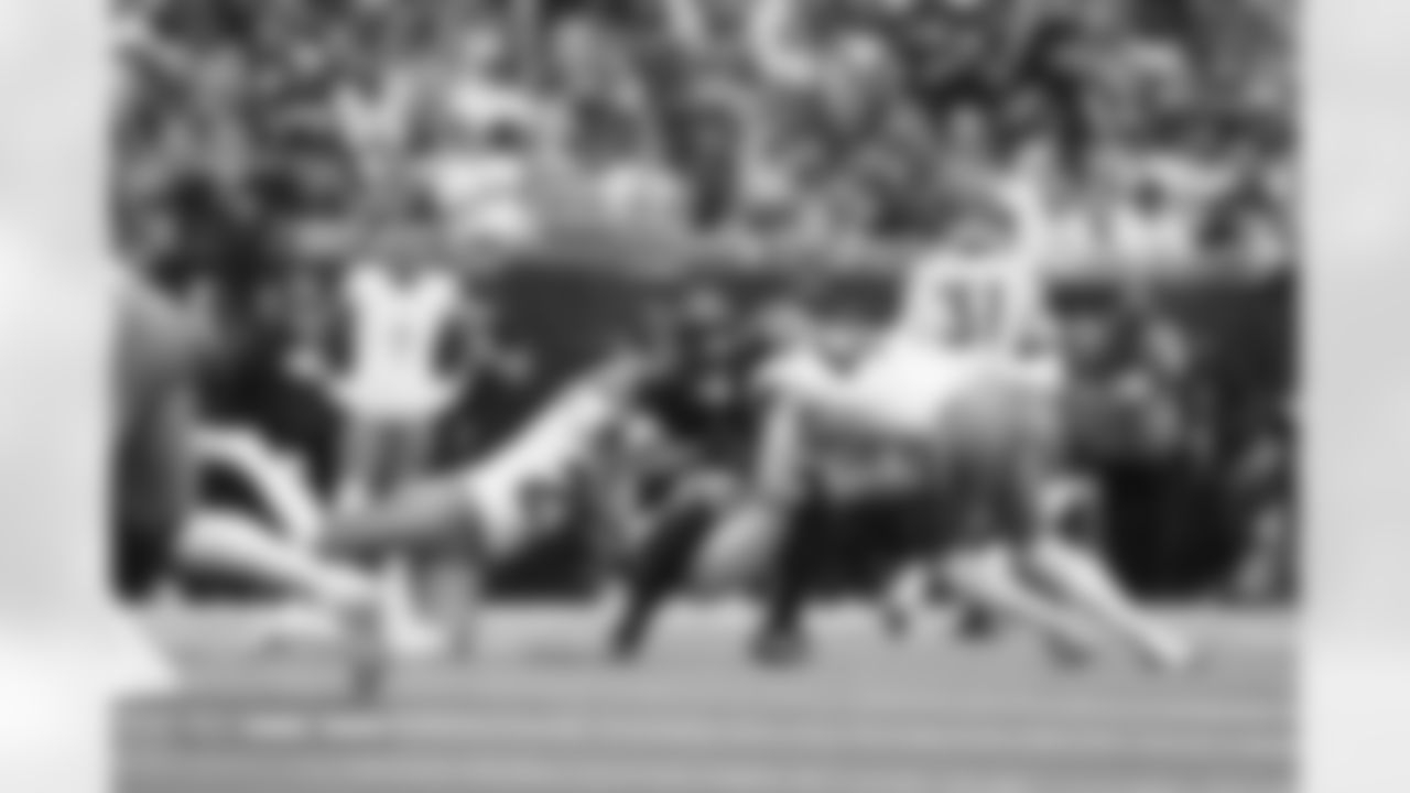 Ja'Quan McMillian and Alex Singleton during the Broncos' Week 9 game against the Houston Texans at NRG Stadium in Houston, Texas on November 2, 2025. Photo by Ben Swanson / Denver Broncos