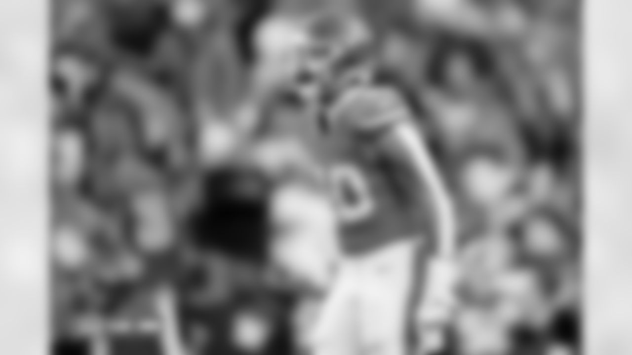 Justin Strnad (40) during the Broncos' Week 18 game against the Los Angeles Chargers at Empower Field at Mile High in Denver, Colorado on January 4, 2026. Photo by Gabriel Christus / Denver Broncos