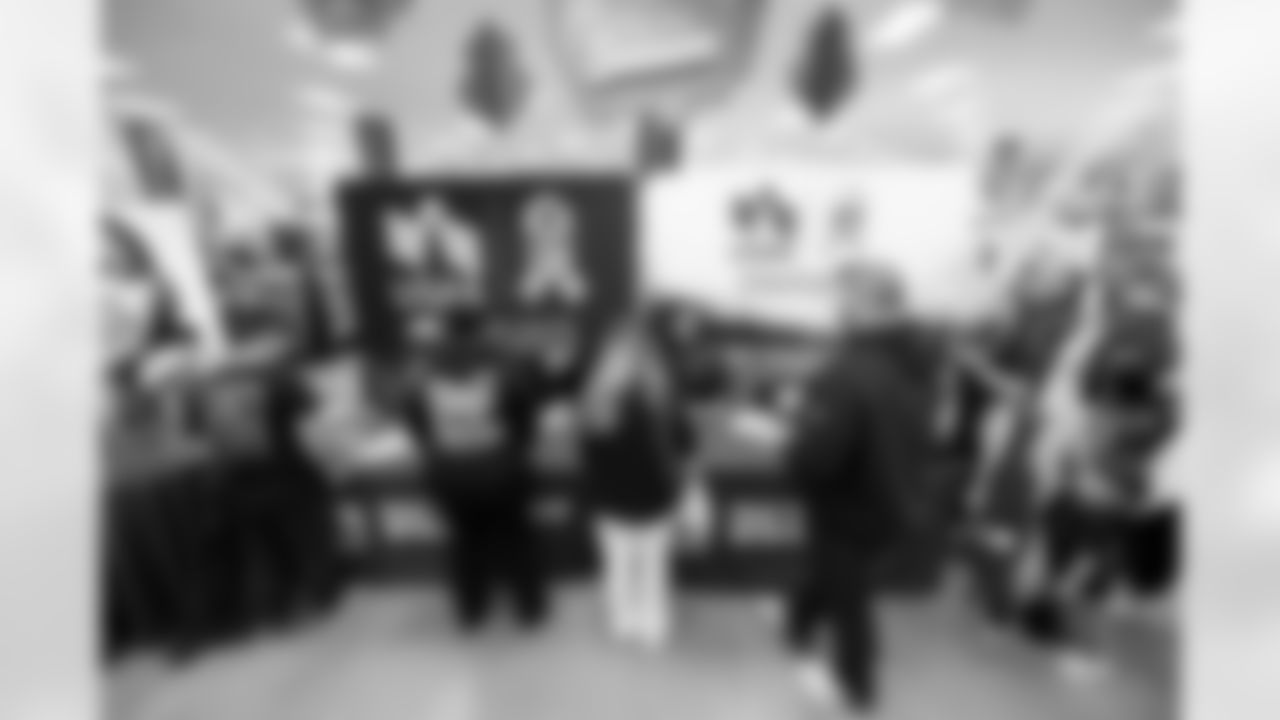 Denver Broncos Cheerleaders and Broncos alumni visit the United States Army post at Fort Carson during the Salute to Service Caravan on December 16, 2025. Photo by Ben Swanson / Denver Broncos