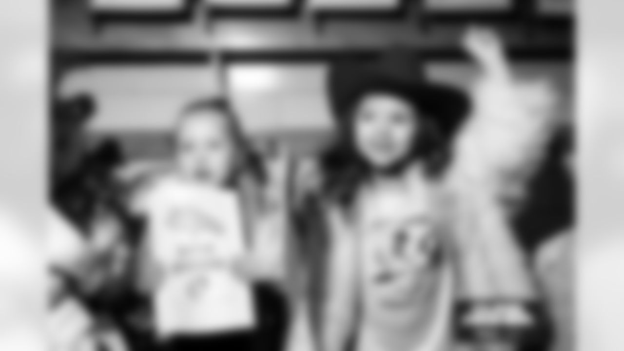 Students cheer on the Broncos during a school hallway parade to celebrate the Denver Broncos making the playoffs at Doull Elementary School in Denver, Colorado on January 16, 2026. Photo by Ben Swanson / Denver Broncos