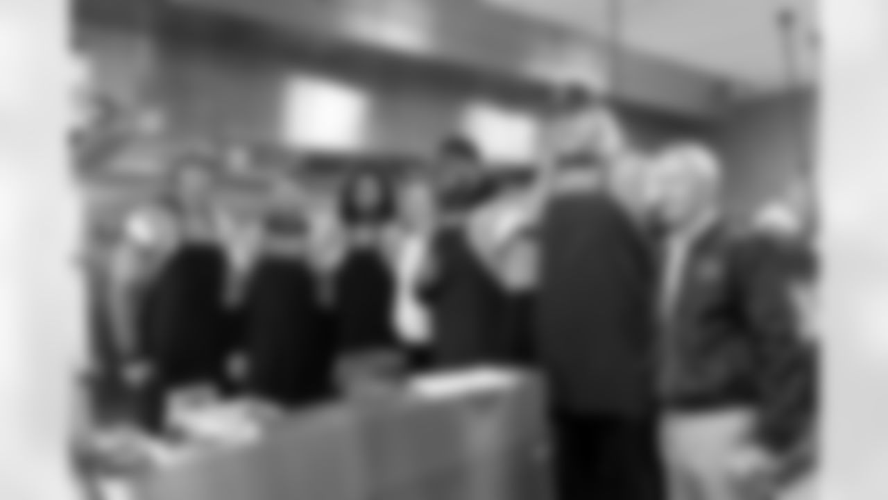 Caleb Lohner, Garret Wallow, Levelle Bailey, Jordan Jackson, Frank Crum and Billy Van Heusen pose for a photo with staff during a visit to Urban Peak to feed the kids a Thanksgiving meal on Tuesday, November 25, 2025 at Urban Peak in Denver, Colorado.
Photo by Gabriel Christus / Denver Broncos