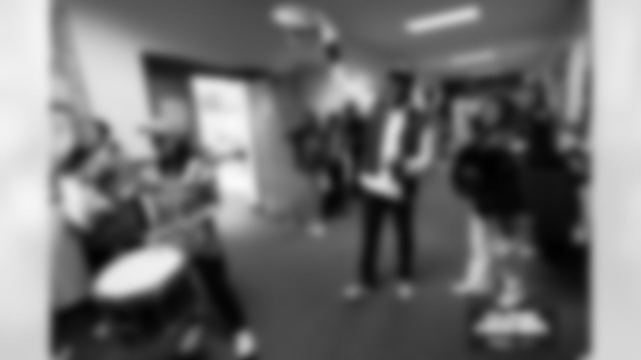 Students cheer on the Broncos during a school hallway parade to celebrate the Denver Broncos making the playoffs at Barnum Elementary School in Denver, Colorado on January 16, 2026. Photo by Ben Swanson / Denver Broncos