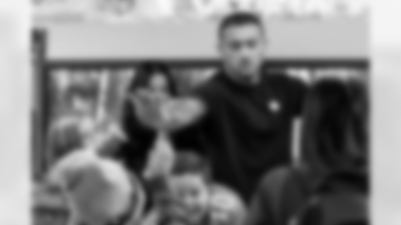 Evan Engram builds gingerbread houses with students at Timber Trail Elementary School in Castle Pines, Colorado on December 9, 2025. Photo by Ben Swanson / Denver Broncos