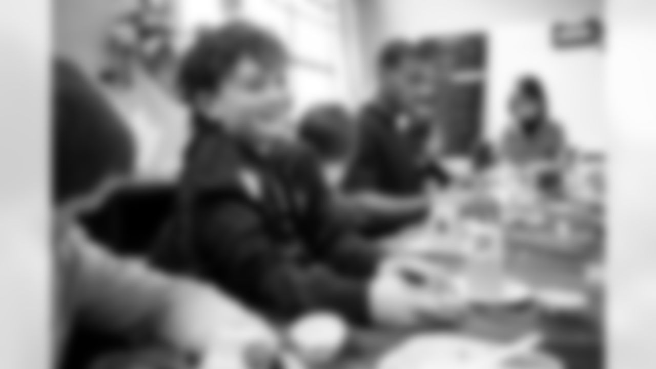 Evan Engram builds gingerbread houses with students at Timber Trail Elementary School in Castle Pines, Colorado on December 9, 2025. Photo by Ben Swanson / Denver Broncos