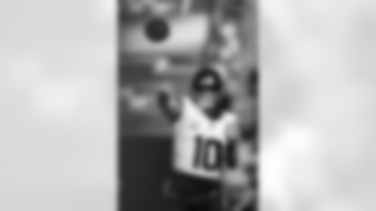 Denver Broncos quarterback Bo Nix (10) throws a pass during the Broncos' Week 5 game against the Philadelphia Eagles at Lincoln Financial Field in Philadelphia, Pennsylvania on October 5, 2025. Photo by Ben Swanson / Denver Broncos