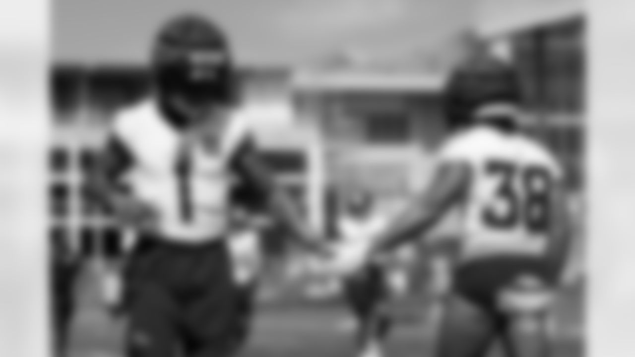Evan Engram and Jaleel McLaughlin during a training camp acclimation practice at Broncos Park Powered by CommonSpirit on Wednesday, July 23, 2025 in Englewood, Colorado.
Photo by Gabriel Christus / Denver Broncos