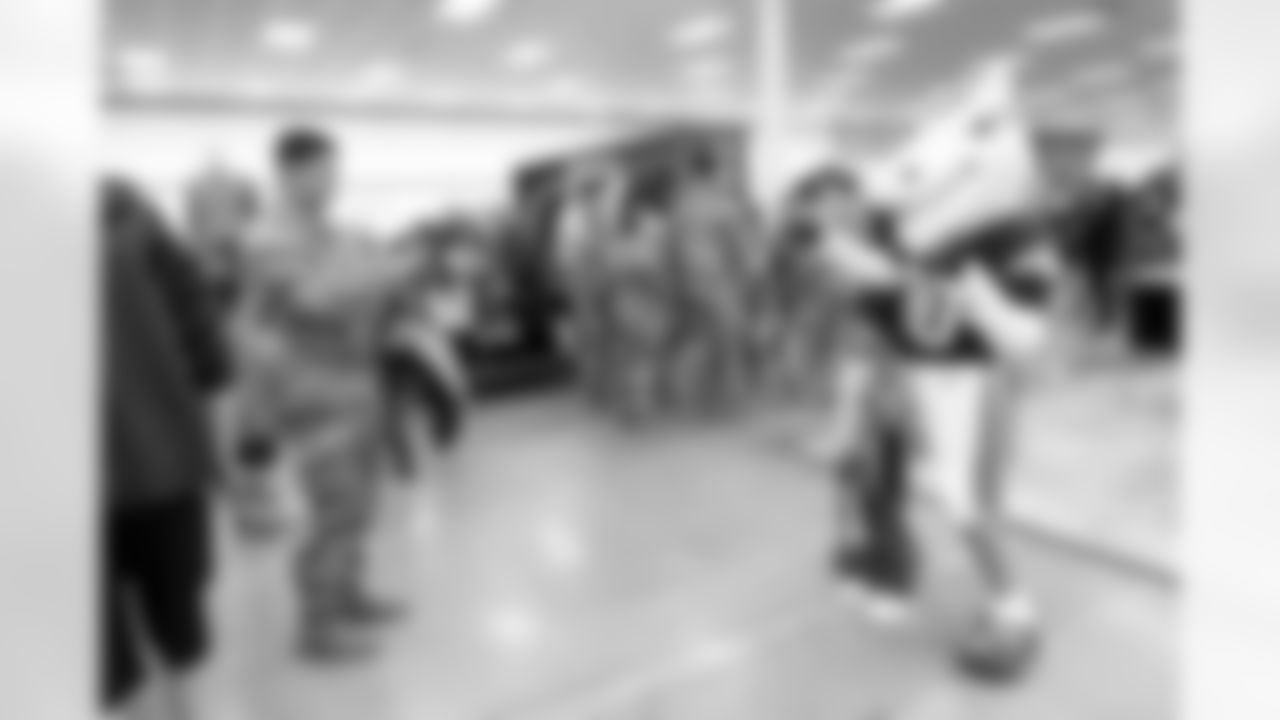 Denver Broncos Cheerleaders and Broncos alumni visit the United States Army post at Fort Carson during the Salute to Service Caravan on December 16, 2025. Photo by Ben Swanson / Denver Broncos