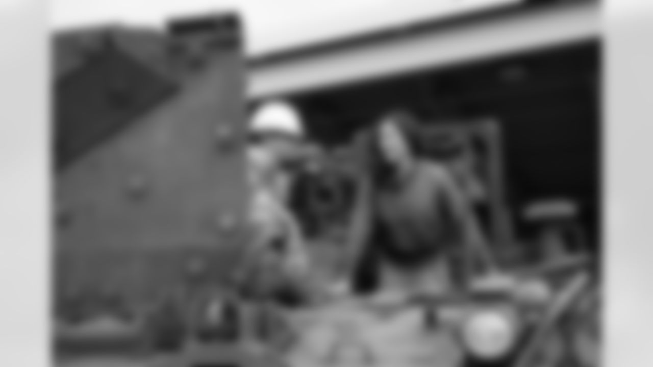 Denver Broncos Cheerleaders and Broncos alumni visit the United States Army post at Fort Carson during the Salute to Service Caravan on December 16, 2025. Photo by Ben Swanson / Denver Broncos