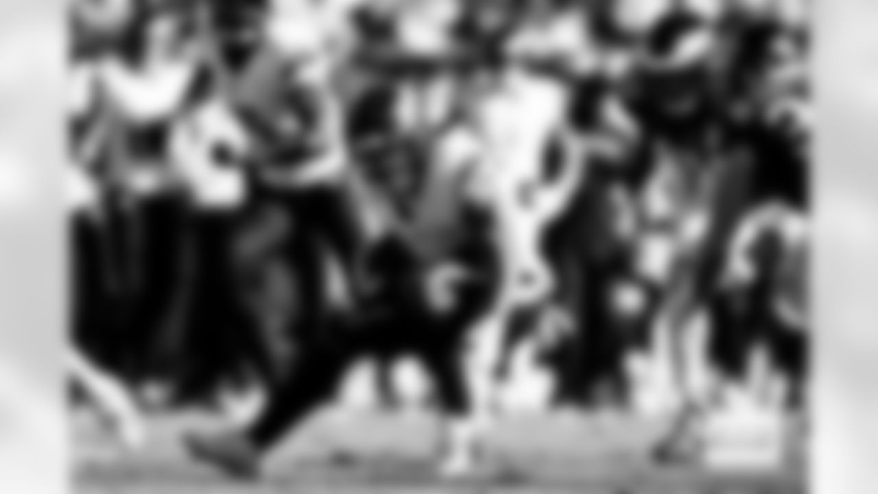 Denver Broncos running back J.K. Dobbins (27) runs with the ball during the Broncos' Week 5 game against the Philadelphia Eagles at Lincoln Financial Field in Philadelphia, Pennsylvania on October 5, 2025. Photo by Ben Swanson / Denver Broncos