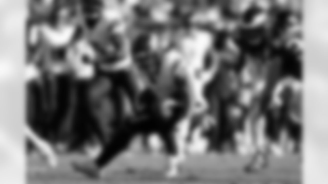 Denver Broncos running back J.K. Dobbins (27) runs with the ball during the Broncos' Week 5 game against the Philadelphia Eagles at Lincoln Financial Field in Philadelphia, Pennsylvania on October 5, 2025. Photo by Ben Swanson / Denver Broncos