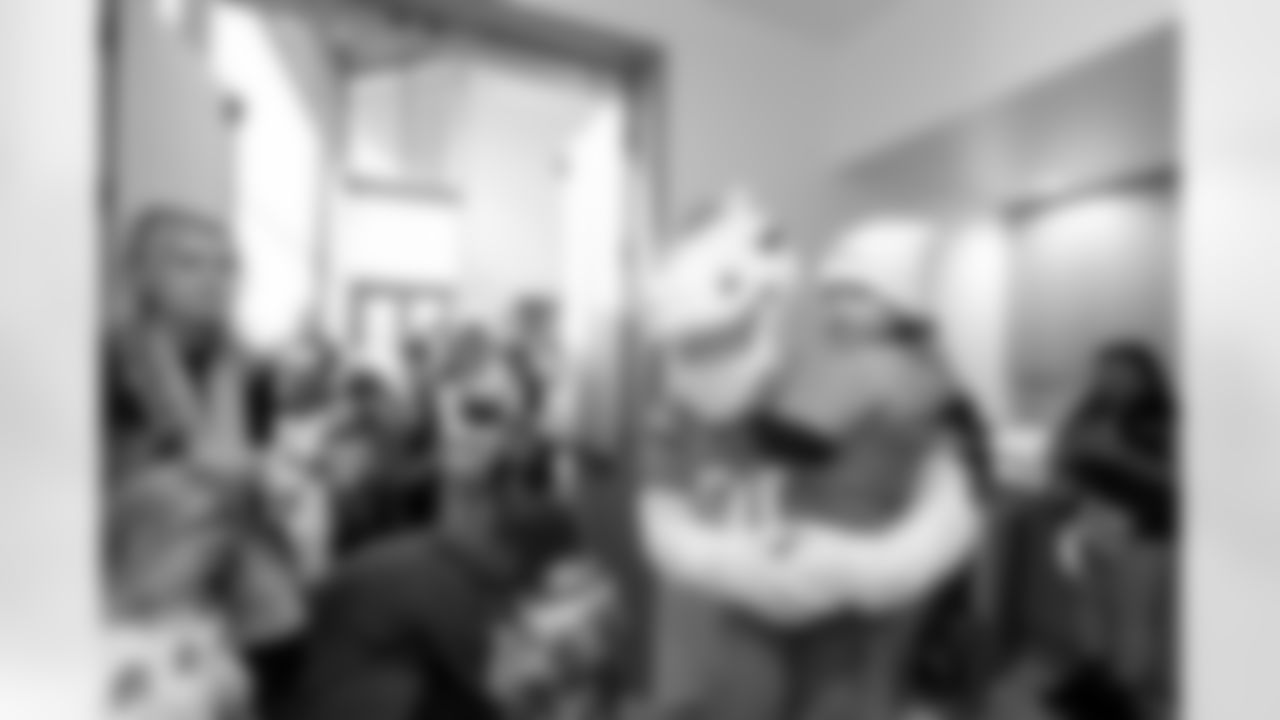 Miles the Mascot during a visit with military families on Saturday, November 29, 2025 at USO Warrior and Family Center in Fort Belvoir, Virginia.
Photo by Gabriel Christus / Denver Broncos