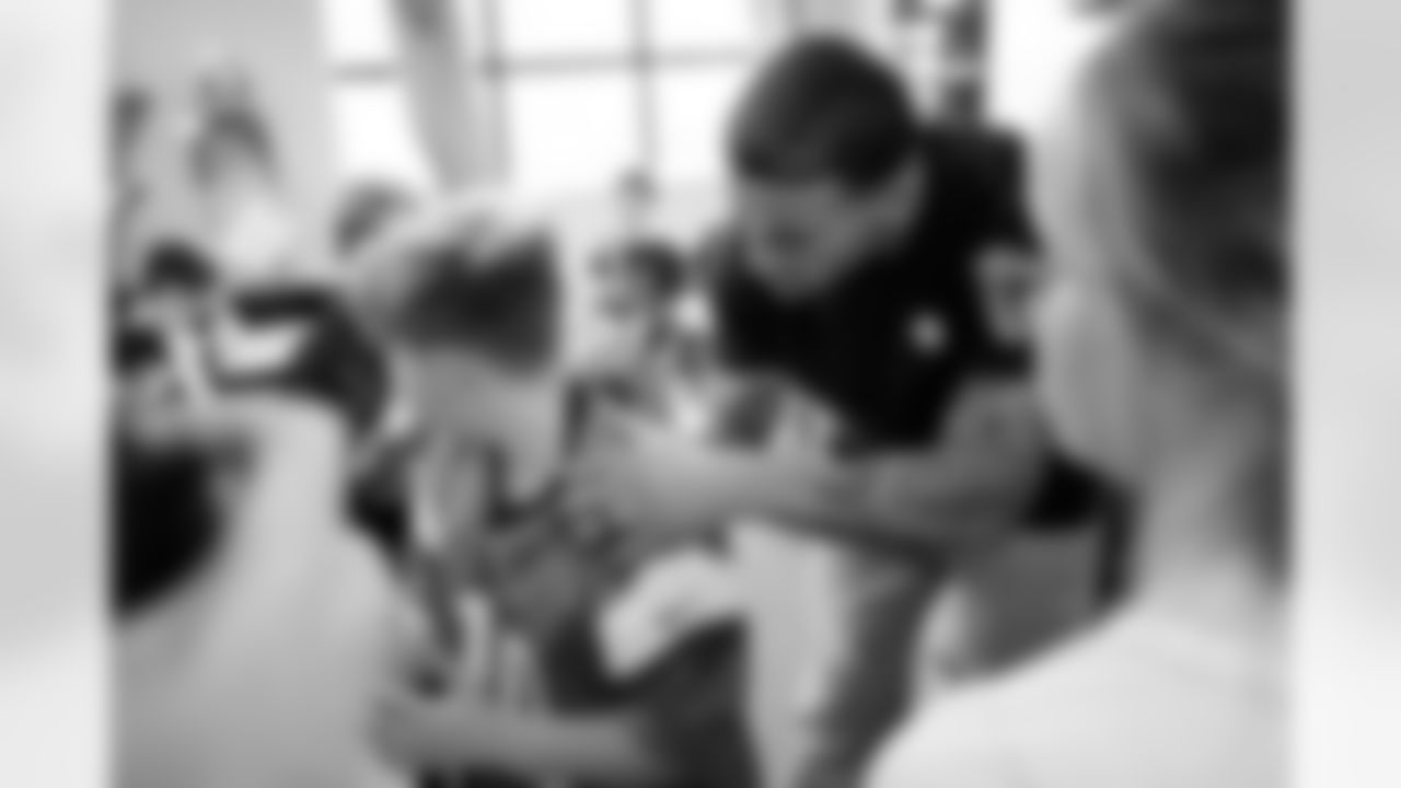 Evan Engram builds gingerbread houses with students at Timber Trail Elementary School in Castle Pines, Colorado on December 9, 2025. Photo by Ben Swanson / Denver Broncos