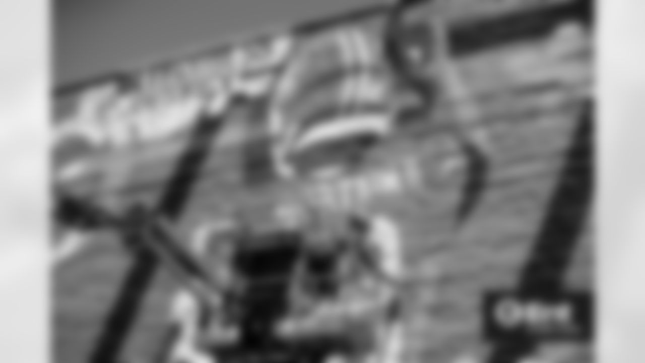 Artist Gus Reynolds (Gus Rey) spray paints a mural of Pat Surtain II in downtown Denver, Colorado on May 15, 2025. Photo by Ben Swanson / Denver Broncos
