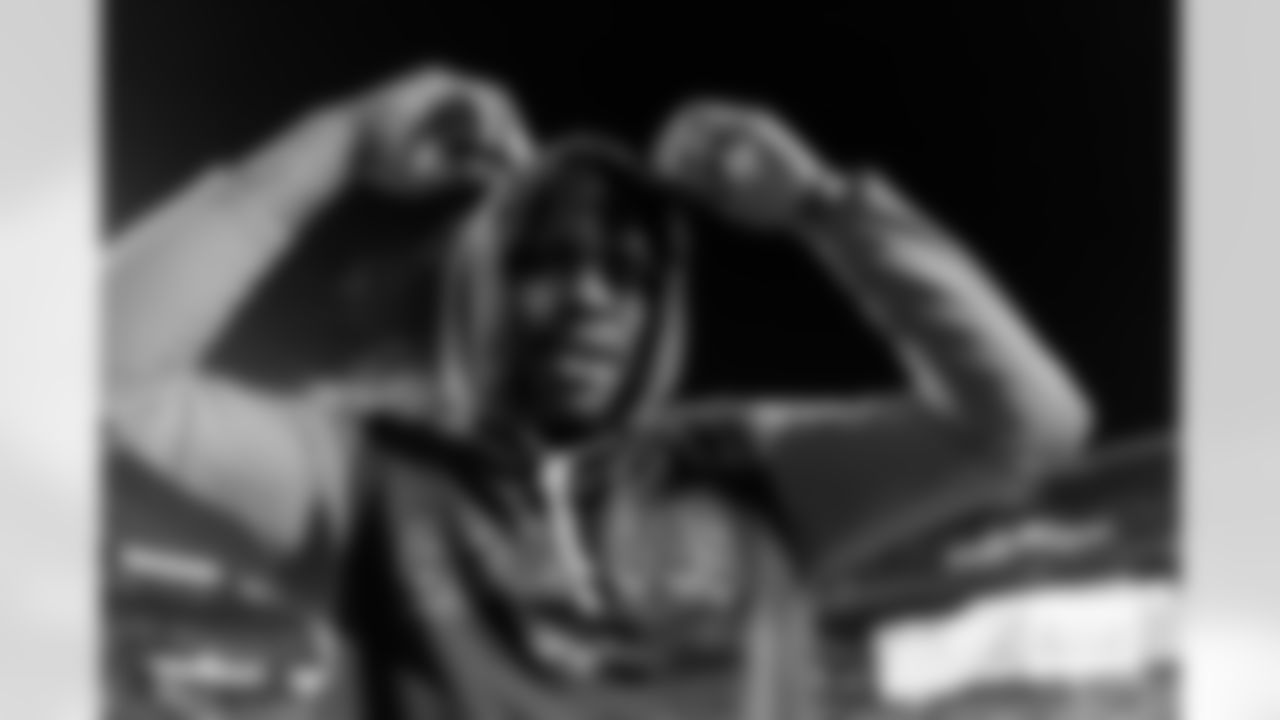 Dondrea Tillman adjusts his hood before the Broncos' Week 13 game against the Washington Commanders at Northwest Stadium in Landover, Maryland on November 30, 2025. Photo by Gabriel Christus / Denver Broncos