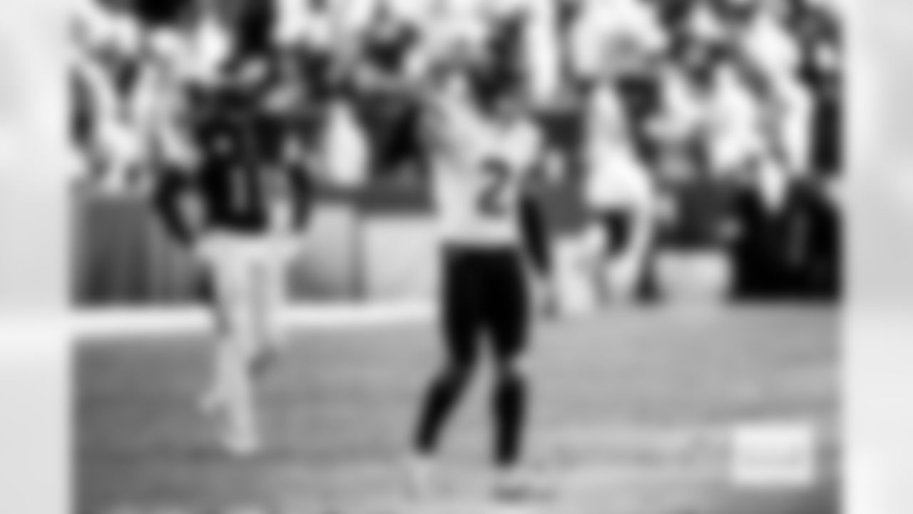 Denver Broncos cornerback Pat Surtain II (2) wags his finger in celebration during the Broncos' Week 5 game against the Philadelphia Eagles at Lincoln Financial Field in Philadelphia, Pennsylvania on October 5, 2025. Photo by Ben Swanson / Denver Broncos