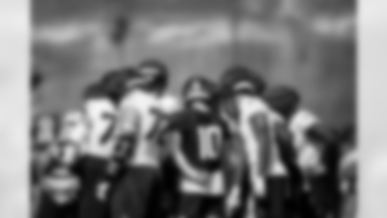 Garett Bolles, Bo Nix, Devaughn Vele and others in the huddle during a training camp practice at Broncos Park Powered by CommonSpirit on July 25, 2025 in Englewood, Colorado. Photo by Ben Swanson / Denver Broncos