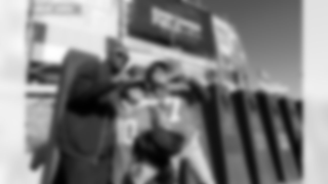 Rod Smith meets fans on Ring of Fame Plaza before the Broncos' Divisional Round playoff game against the Buffalo Bills at Empower Field at Mile High in Denver, Colorado on January 17, 2026. Photo by Gavin Liddell / Denver Broncos