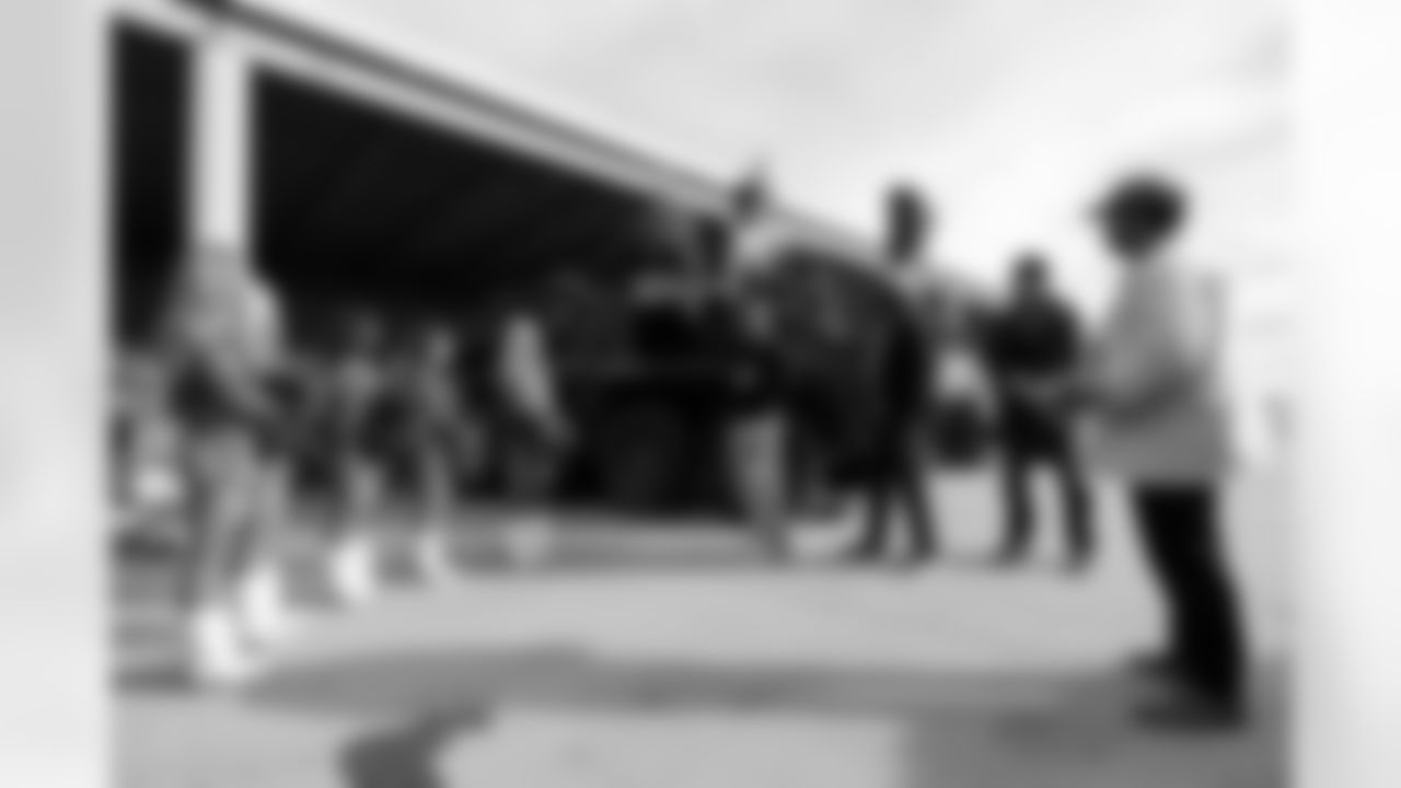 Denver Broncos Cheerleaders and Broncos alumni visit the United States Army post at Fort Carson during the Salute to Service Caravan on December 16, 2025. Photo by Ben Swanson / Denver Broncos