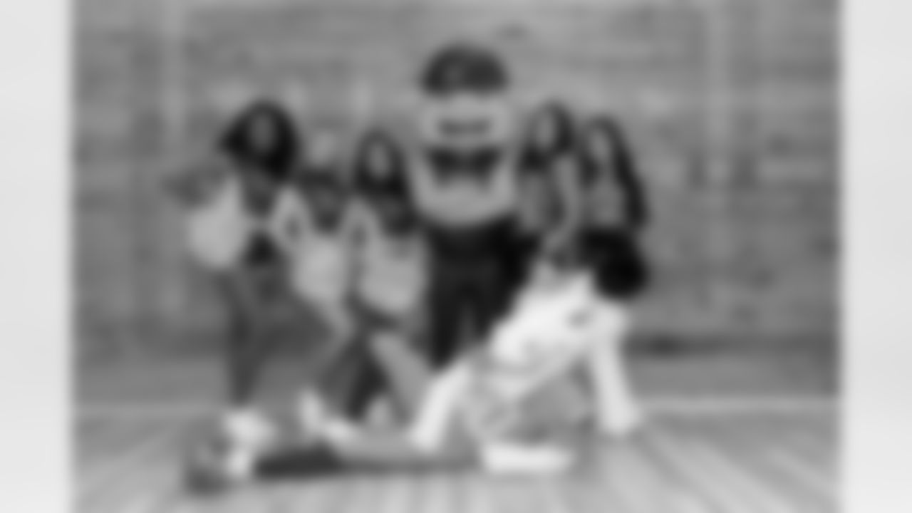 Washington Commanders Cheerleaders, Major Tuddy, Miles the Mascot, DBC Sam and DBC Ariana during a visit with military families on Saturday, November 29, 2025 at USO Warrior and Family Center in Fort Belvoir, Virginia.
Photo by Gabriel Christus / Denver Broncos