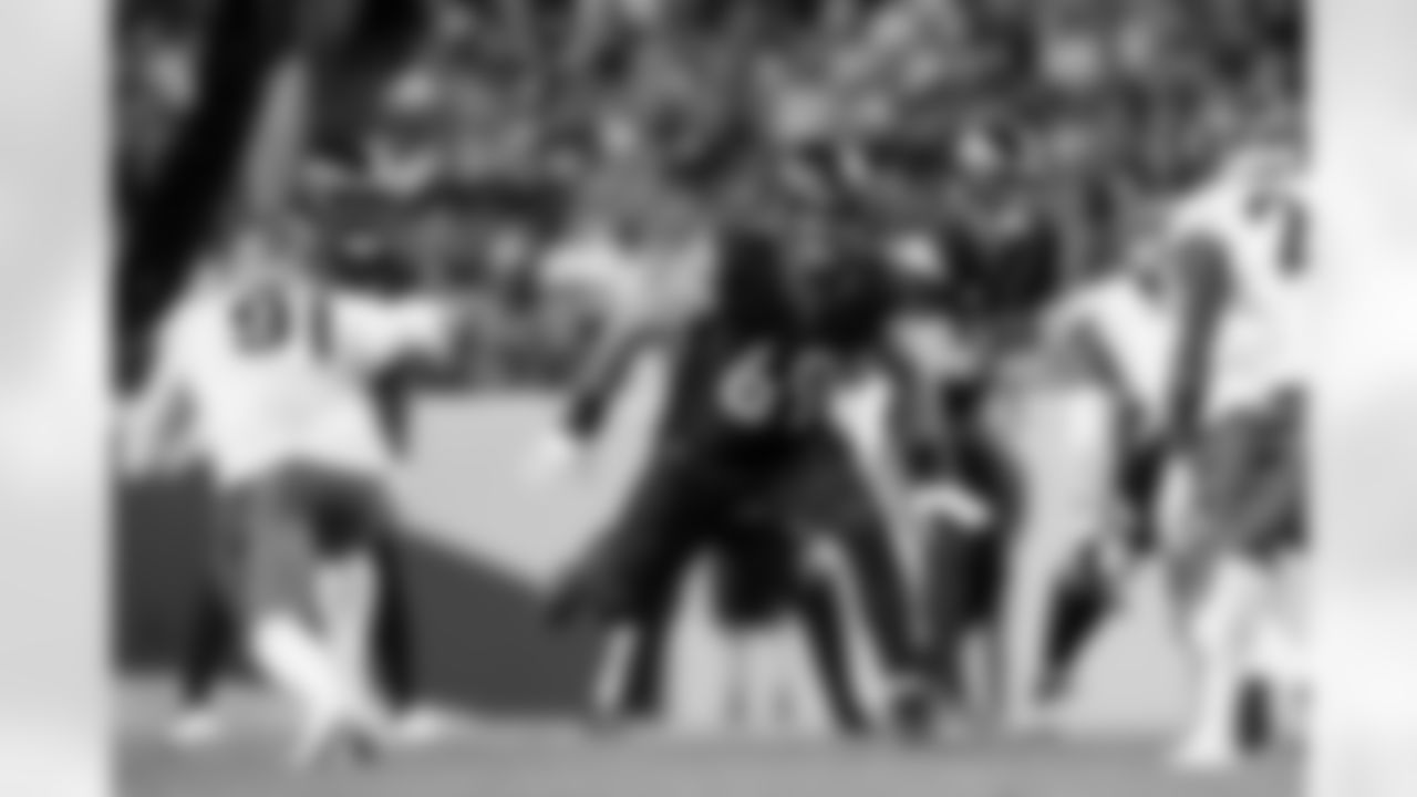 Denver Broncos offensive tackle Mike McGlinchey (69) blocks during the Broncos' Week 4 game against the Cincinnati Bengals at Empower Field at Mile High in Denver, Colorado on September 29, 2025. Photo by Gabriel Christus / Denver Broncos