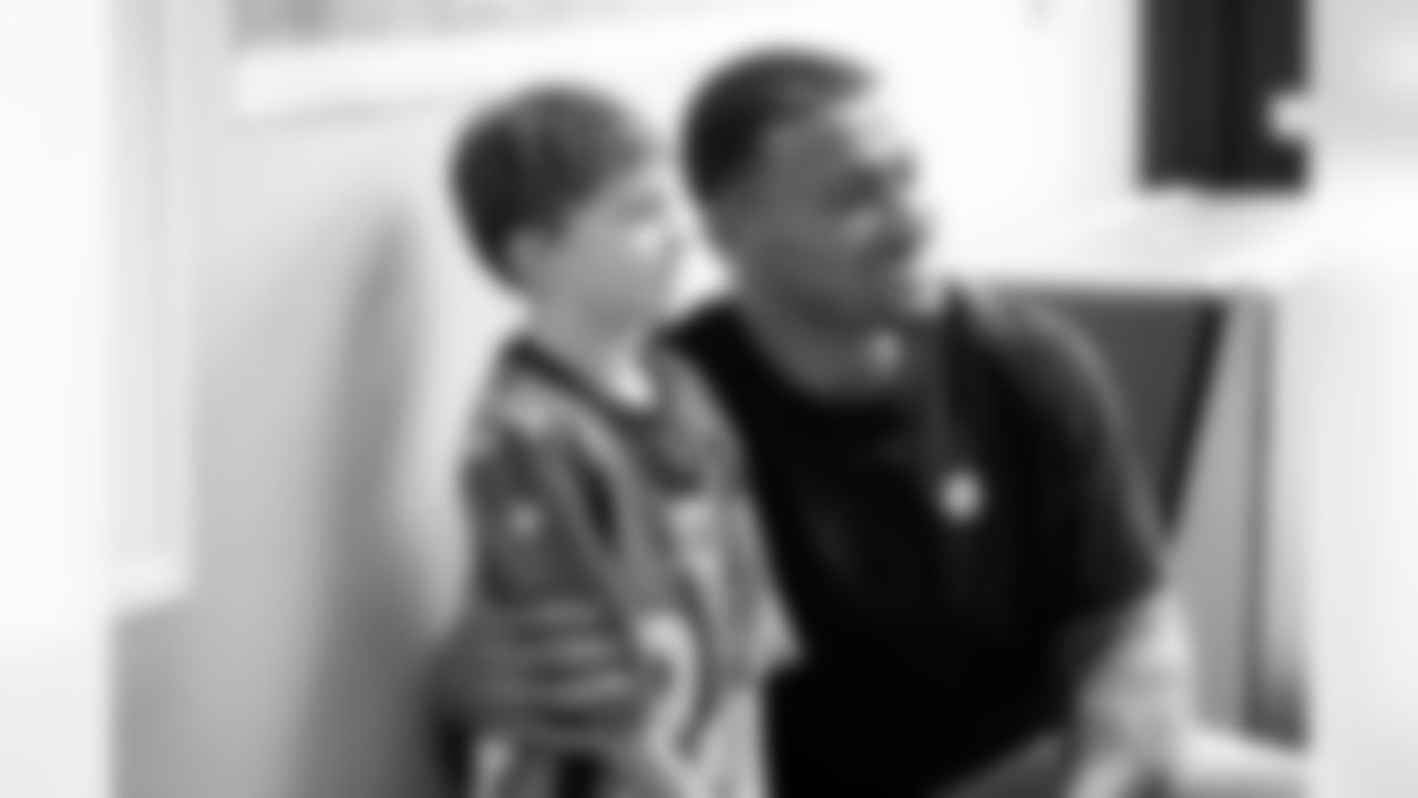 Evan Engram builds gingerbread houses with students at Timber Trail Elementary School in Castle Pines, Colorado on December 9, 2025. Photo by Ben Swanson / Denver Broncos