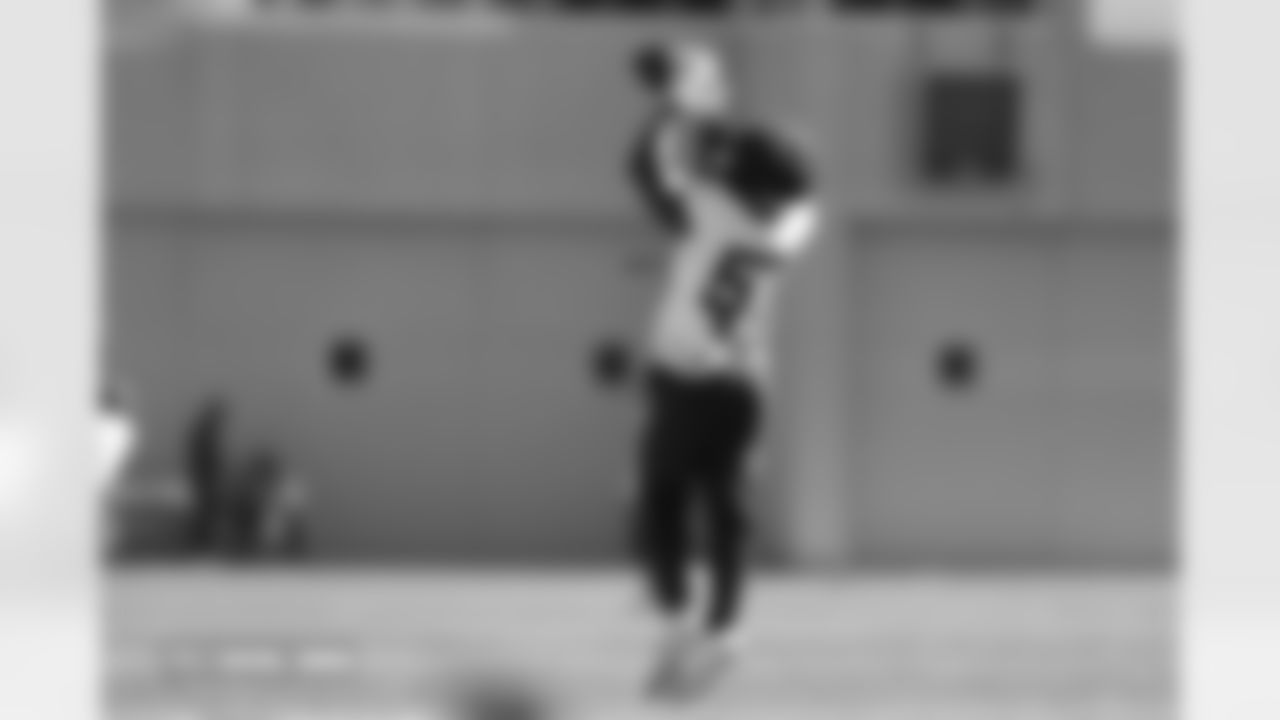 Dre Greenlaw during practice at Broncos Park Powered by CommonSpirit in Englewood, Colorado on October 16, 2025. Photo by Gabriel Christus / Denver Broncos