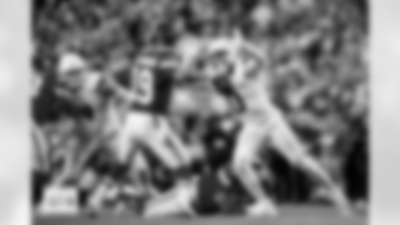 Denver Broncos linebacker Jonathon Cooper (0) pressures Kansas City Chiefs quarterback Chris Oladokun (19) during the Broncos' Week 17 game against the Kansas City Chiefs at GEHA Field at Arrowhead Stadium in Kansas City, Missouri on December 25, 2025. Photo by Ben Swanson / Denver Broncos