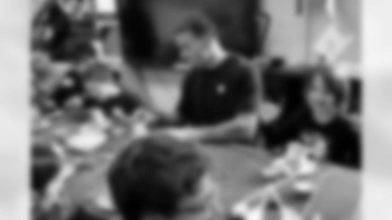 Evan Engram builds gingerbread houses with students at Timber Trail Elementary School in Castle Pines, Colorado on December 9, 2025. Photo by Ben Swanson / Denver Broncos