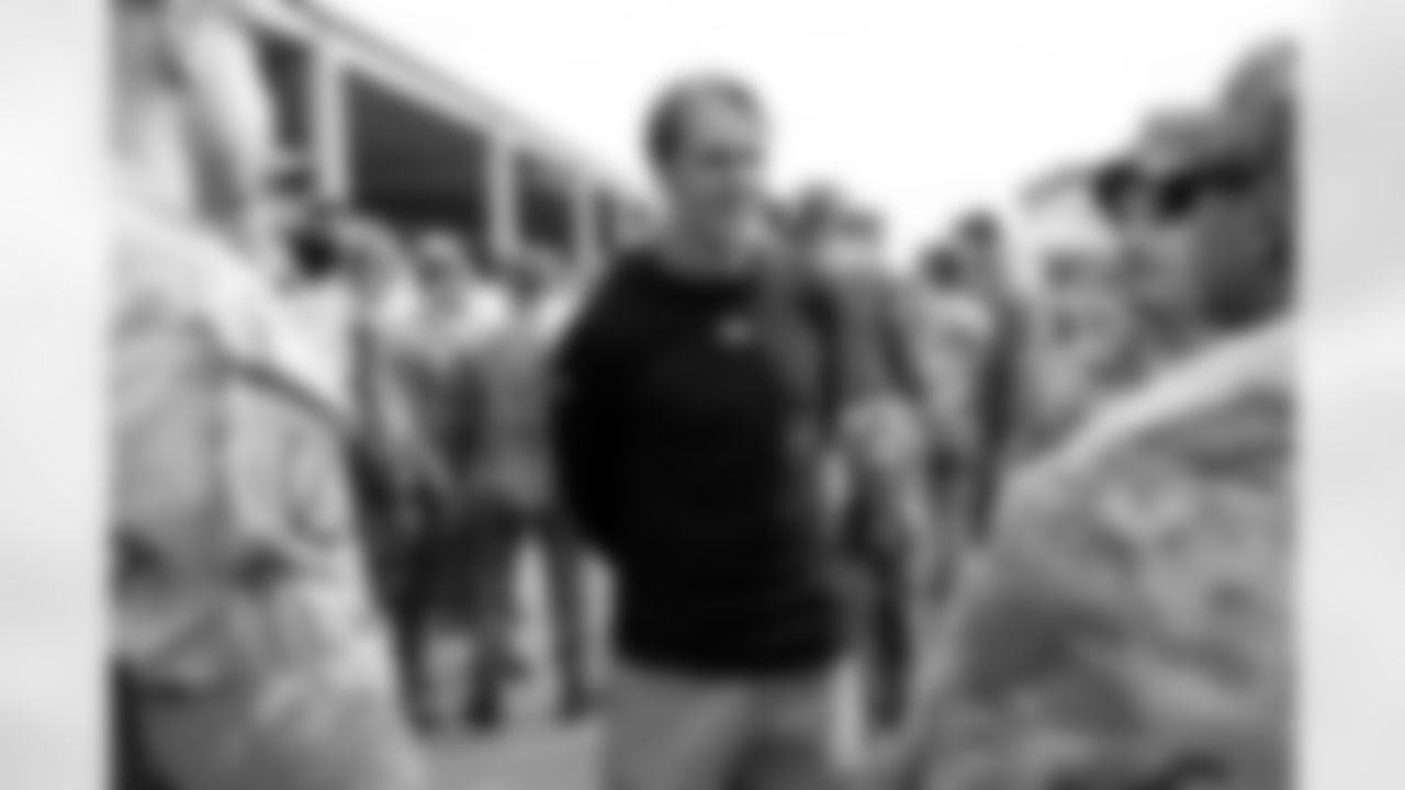 Denver Broncos Cheerleaders and Broncos alumni visit the United States Army post at Fort Carson during the Salute to Service Caravan on December 16, 2025. Photo by Ben Swanson / Denver Broncos