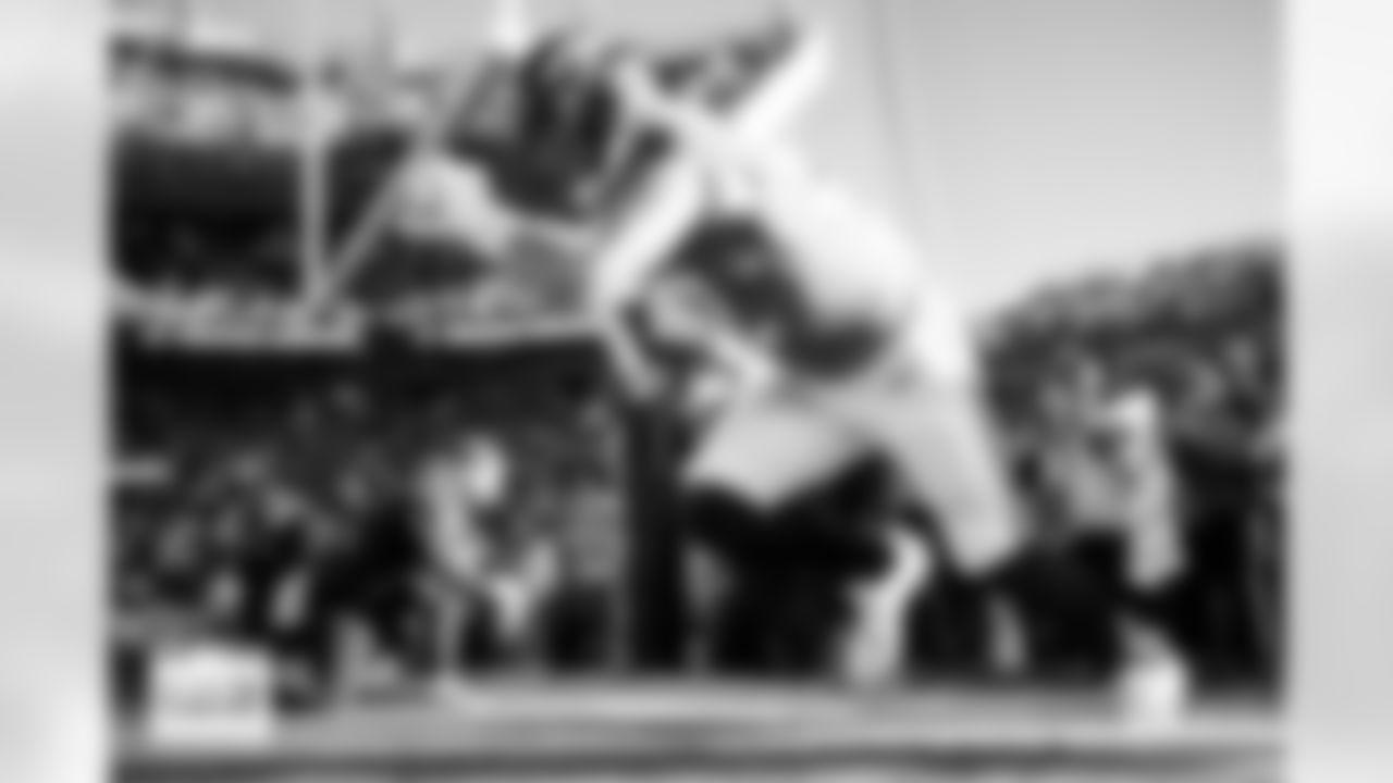 Denver Broncos linebacker Jonah Elliss (52) warms up before the Broncos' Week 15 game against the Green Bay Packers at Empower Field at Mile High in Denver, Colorado on December 14, 2025. Photo by Ben Swanson / Denver Broncos