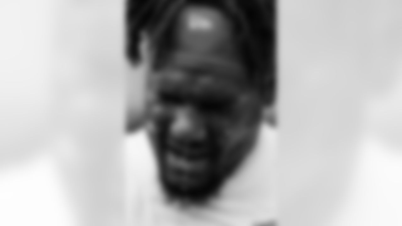 Malcolm Roach sprays water on his face before the Broncos' Week 9 game against the Houston Texans at NRG Stadium in Houston, Texas on November 2, 2025. Photo by Gabriel Christus / Denver Broncos