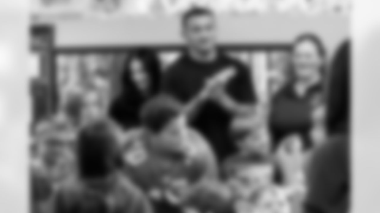 Evan Engram builds gingerbread houses with students at Timber Trail Elementary School in Castle Pines, Colorado on December 9, 2025. Photo by Ben Swanson / Denver Broncos