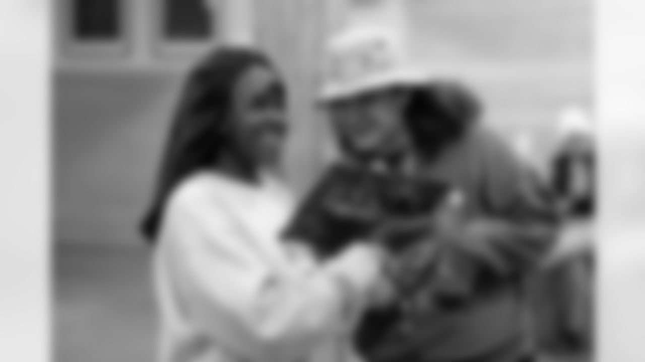 A resident looks over a Denver Broncos Cheerleaders card during a visit to Urban Peak to feed the kids a Thanksgiving meal on Tuesday, November 25, 2025 at Urban Peak in Denver, Colorado.
Photo by Gabriel Christus / Denver Broncos