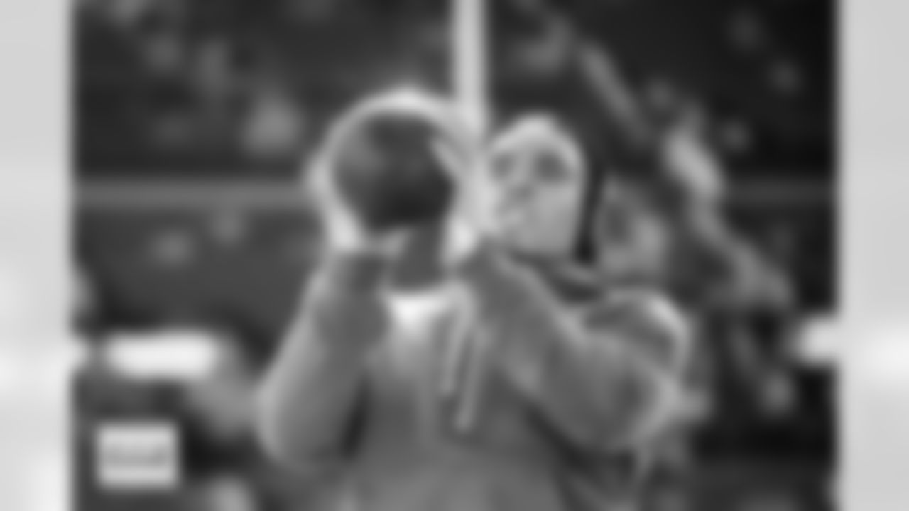 Reese Taylor warms up before the Broncos' Week 11 game against the Kansas City Chiefs at Empower Field at Mile High in Denver, Colorado on November 16, 2025. Photo by Ben Swanson / Denver Broncos